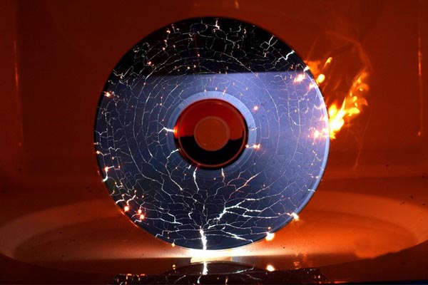cd-distrutto-nel-forno-microonde