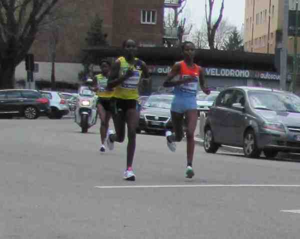 Il gruppo di testa delle donne intorno al km 38 con Jepkoech e Ababel